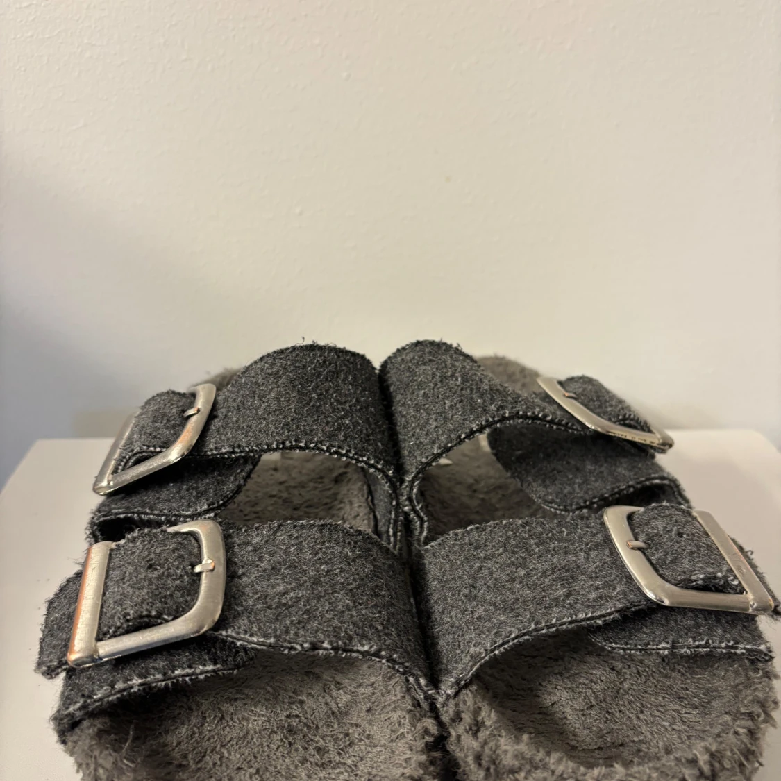 Grå inomhustofflor med spännen