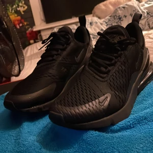 Svarta Nike Air Max 270 sneakers - Nypris 1999 och säljer nu för 1500. Kan pruta.  Säljer ett par svarta Nike Air Max sneakers i mycket bra skick. De har en snygg och modern design med en stor synlig Air Max-dämpning i hälen. Perfekta för både vardag och träning. Storlek herr 45. 