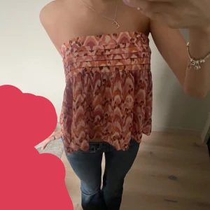 Världens finaste sommar plagg - Säljer ett så fint mönstrat plagg som kan användas för både kjol och topp! Så fint multiplagg som kan stylas på så många sett!!