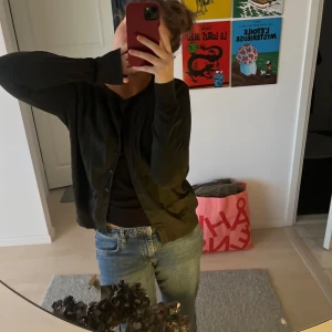 Mossgrön kofta - Säljer en stilren mörkgrön kofta i bra skick. Den har långa ärmar och knappar framtill. Passar till jeans eller klänning för en avslappnad look. Så fin nu till hösten och vinter med denna varma färg✨