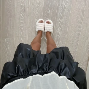 Svart volangkjol med skinnimmitation - Supersnygg skinnkjol som inte kommer till användning. Perfekt att ha när man går ut🥰  fakeläder/skinn. Storlek xs men sitter mer som en S