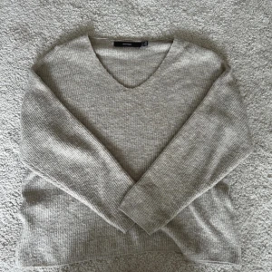 Beige stickad tröja med v-ringning - Mysig beige stickad tröja från vero moda i storlek S. Den har en snygg v-ringning. Tröjan är lite nopprig💖