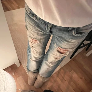 Blå slitna lågmidjade jeans - jätte snygga jeans som inte kommer till användning!! midja: 38cm  innebenslängden: 75cm  gren: 20cm