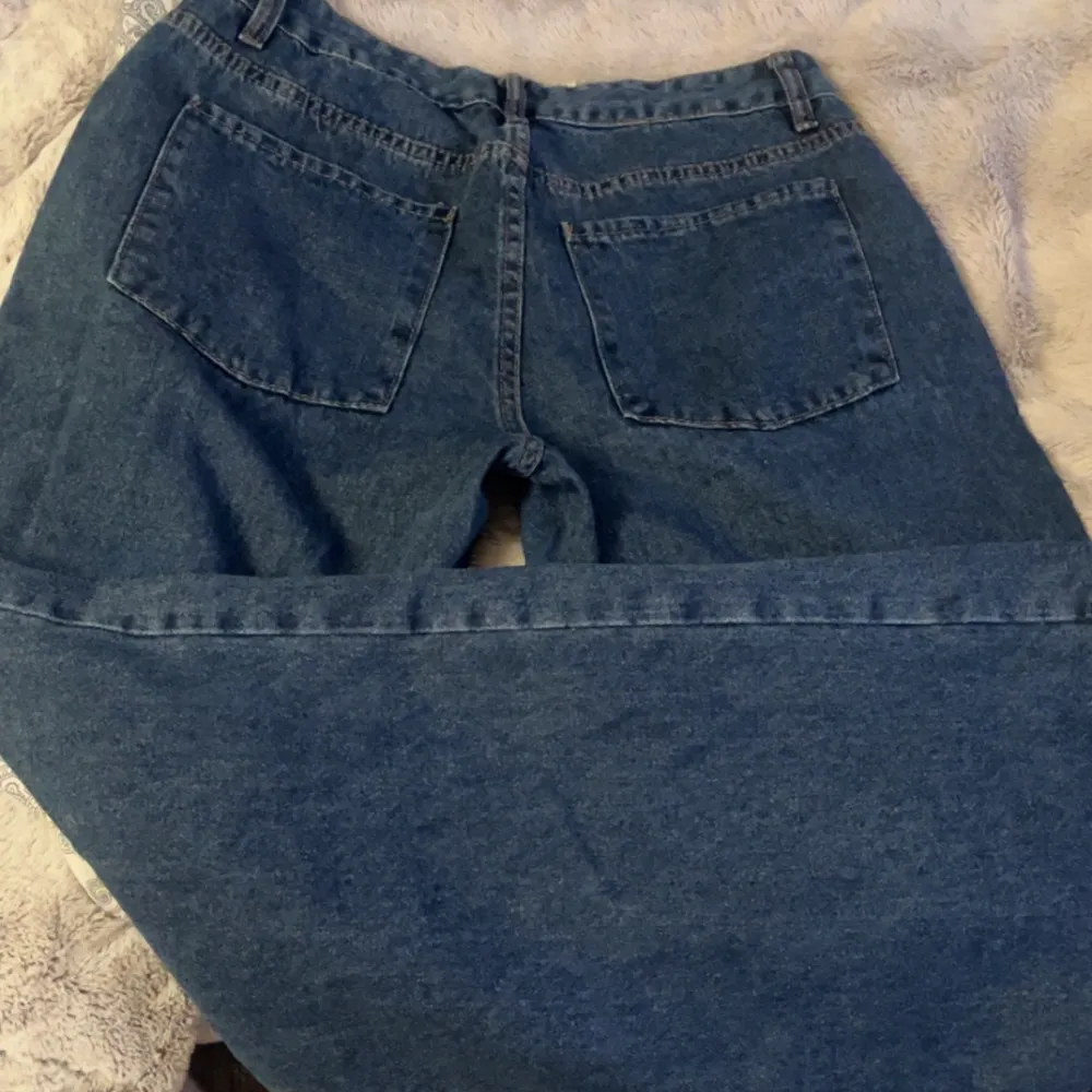 Ett par mörkblå jeans från Shein i storlek S. Använda max 5 gånger då jag inte passar i baggy jeans. . Jeans & Byxor.