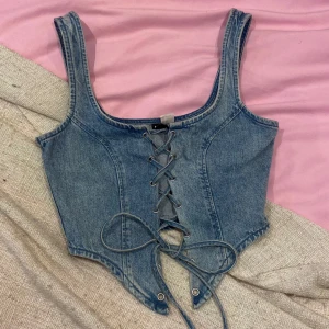 Jeanskorsett - En jättefin jeanskorsett som tyvärr inte kommer till användning längre. Använd fåtal gånger och jättefint skick. Skicka om det finns några frågor. Pris går att diskutera⭐️