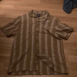Skjorta från H&M - Rensar garderoben, randig skjorta från H&M aldrig använd. Storlek S