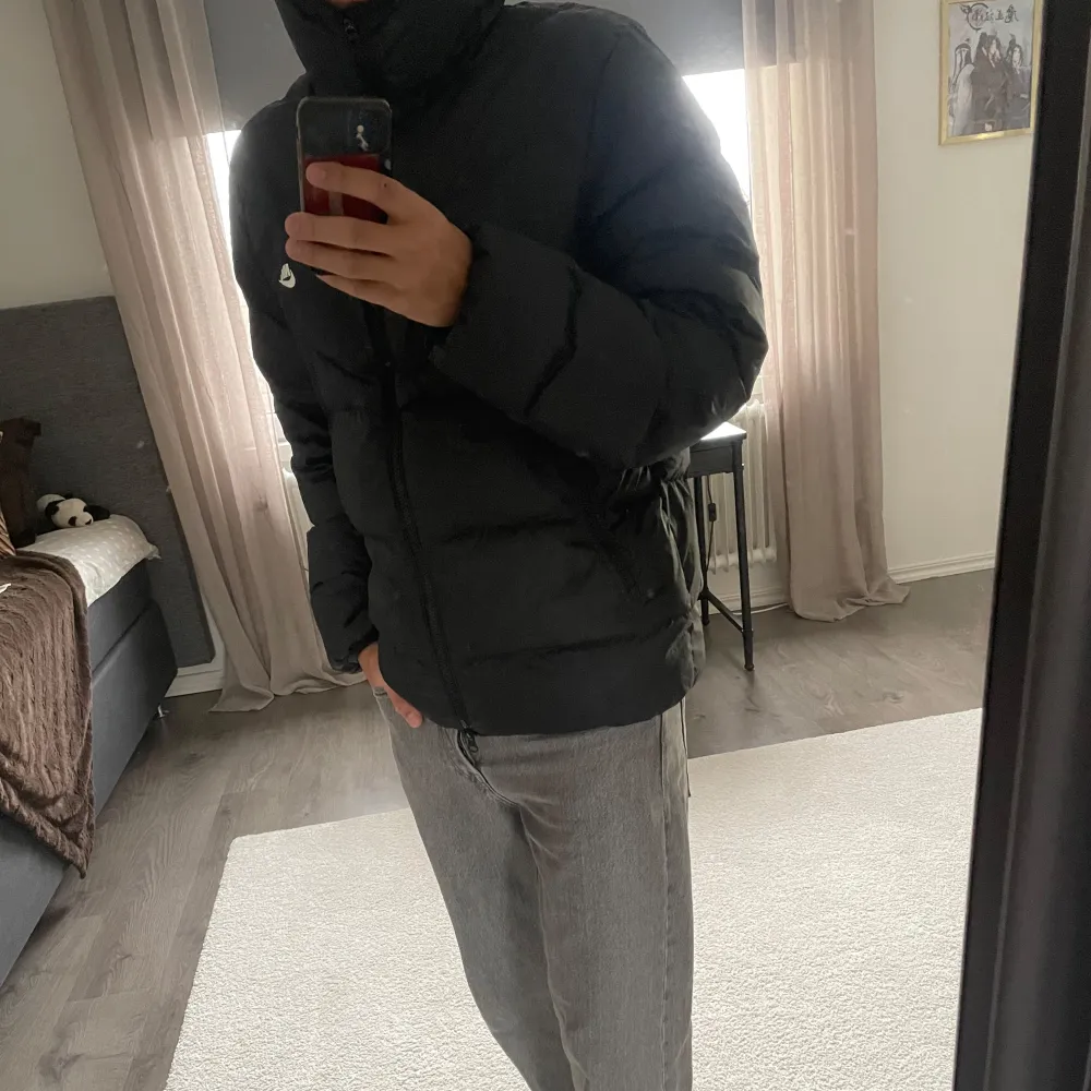 Säljer en svart storm-fit puffer jacka från Nike storlek M i mycket bra skick. Perfekt för vår/vinter/höst. Använd ett fåtal gånger. Modellen är 178 cm lång Nypris ligger på runt 2700 kr, vill sälja jackan så snabbt så möjligt så pris kan diskuteras vid snabb affär❄️❄️. Takit.