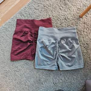 Säljer två par gym/tränings shorts i vinrött och grönt, storlek XS. Väldigt bra skick, squatproof och extremt bekväma. Scrunch bak för extra bra passform, har de i flera färger. 