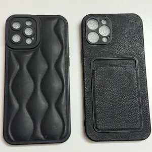 Svarta mobilskal med unik design - Två stiliga svarta mobilskal med olika texturer. Ett har en vågig quiltad design medan det andra har en slät yta med ett kortfack. Perfekt för att skydda din telefon med stil! Passar för iPhone 12 PRO Max.