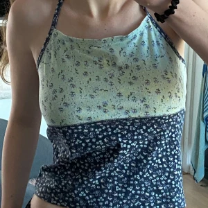 Blommigt halterneck linne  - Säljer ett sött linne med blommigt mönster som sitter som en XS💕
