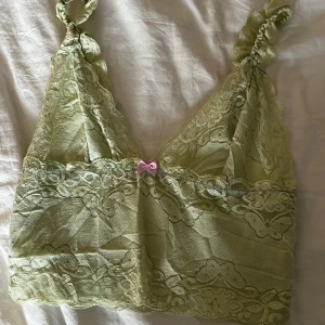 Spetstopp - Söt spetstopp som ej kommit till användning. Uppskattad till storlek XS-S(väldigt stretchig). PM för fler bilder!💓