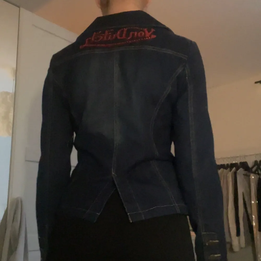 Säljer snygg jeansjacka från Von Dutch. Jackan är i bra skick och har coola detaljer som broderad logga på ryggen. Står storlek L men sitter som en S. Säljer eftersom det tyvärr inte är min stil 💕nypris var ca 800kr, pris går att diskutera 💗. Jackor.