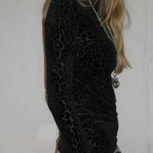 Svart leopardtopp - Svart långärmad leopardtopp, mer subtilt mönster i verkligheten. Storlek S/M (modellen har S i vanliga fall). Passar perfekt till alla tillfällen! 