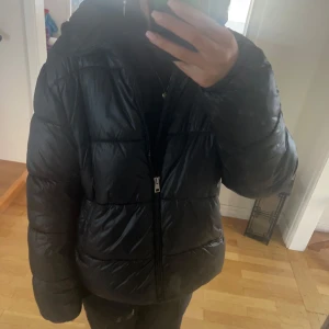 Svart pufferjacka - Säljer en svart pufferjacka i mycket bra skick. Endast använd förra vintern och den är slutsåld! Skriv gärna vid frågor