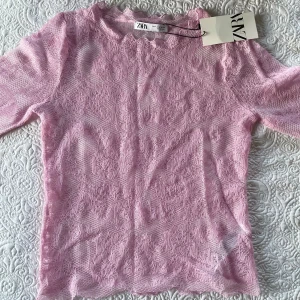 Rosa spets blus från zara - Superfin rosa spets blus från zara!💗 säljer då jag råkade köpa fel storlek så den är endast testad, nytt skick med prislapp💗 storlek M