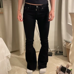 Svarta jeans med bootcut - Säljer ett par svarta jeans från Nudie Jeans i bootcut-stil. De är högmidjade och har en snygg passform som sitter tight upptill och blir vidare nedtill. Perfekta för både vardag och fest! 🖤dem var skinny jeans och har sytt ut dem till bootcut men limmade istället för att sy❤️