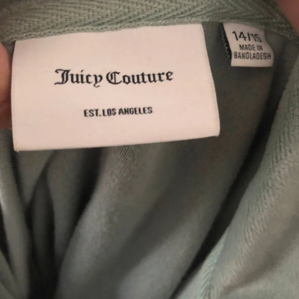 Säljer en supermjuk och skön ljusblå Juicy Couture velour hoodie med dragkedja framtill. Den har en broderad logga på bröstet och en praktisk huva. Perfekt för mysiga dagar eller en avslappnad stil. Passar bra till både höst och vår!. Hoodies.