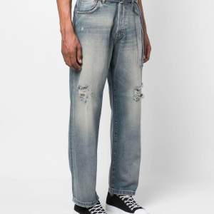 Jeans från Acne Studios med en försliten design, 1991 Toj Detroit!   Byxorna är sparsamt använda och som nya, storlek 32/33 i midja.  Nypris  4000kr!  Hälsningar//  Ludvig