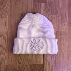 Chrome hearts mössa  - Säljer denna för att jag aldrig använder den. Den är inte riktig, fast den är fortfarande bra kvalitet och håller en varm! Priss kan diskuteras.