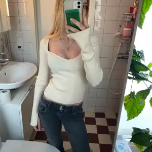 Super snygg stickad tröja, den är riddad och ljus beige med en liten slits vid änden av ärmarna , från Gina Tricot i super bra skick🤍