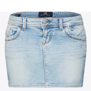 Ljusblå jeanskjol från LTB - Säljer denna super fina ltb kjolen som är Lågmidjade❤️super bra skick har bara klippt av den lite längst ner så att den sitter bättre❤️men annars är den super fint skick❤️