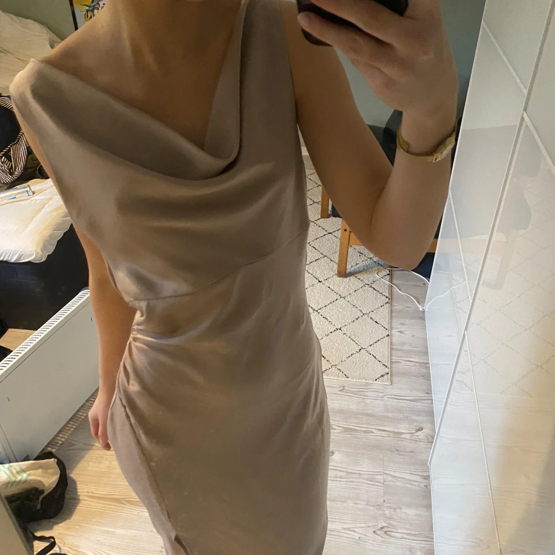 Aftonklänning i satin - 90