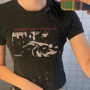 Brandy Melville T-shirt - Brandy Melville T-shirt med tryck i fint skick. OBS:smutsig spegel inte tröjan!