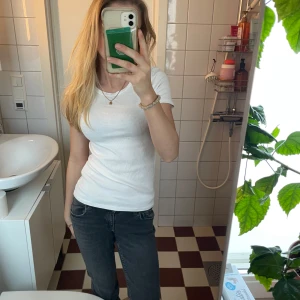 Vit t-shirt - Säljer en klassisk vit riddad t-shirt med tajt passform. Mycket bra skick från hm. Perfekt att ha under en tjock tröja eller bara för sig 🤗
