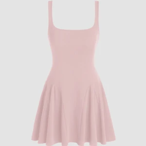 Ljusrosa klänning - Intressekoll på min superfina ljusrosa klänning med lappen kvar. Den har en söt, utsvängd kjol som ger en härlig sommarkänsla. Perfekt för både vardag och fest! 💖