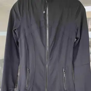 Säljer en svart lululemon define jacket i mycket bra skick. I storlek M.