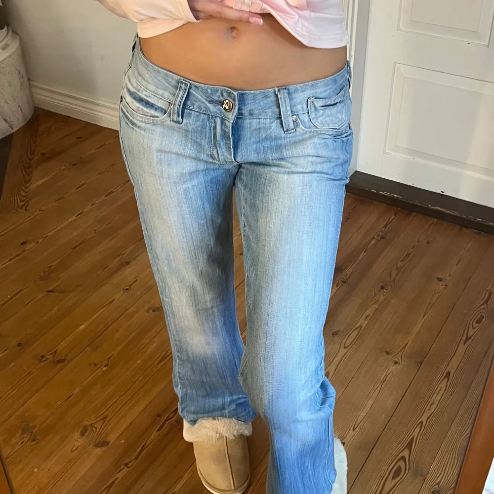 Midjemått( rätt över): 41cm  Inerbenslängd: 76cm   Köp dem via ”KÖP NU” eller Swish  Modellen är 170 cm, inga defekter 💕. Jeans & Byxor.