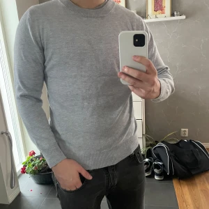 Kashmirtröja - Säljer en stilren grå tröja i kashmir. Det är en 100% kashmirblandning från okänt märke, passar perfekt till vintern ✅ Hör av er vid andra frågor 👏