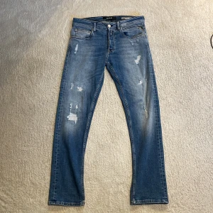 Blå jeans från Replay - Säljer dessa snygga jeans från replay. Snygga slitningar och najs passform. Dom är straight fit i storlek 30. Mycket bra skick och inga som helst fel på dom. Skriv om ni undrar något. Tänker mig ett pris på runt 449, skriv om ni undrar något.