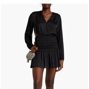 MAJE, Svart mini klänning  - Satin klänning i svart från Maje. Nypris var omkring 2500kr. Sparsamt använd. Hängt länge k garderoben och förtjänar att bli använd! Otroligt snygg!