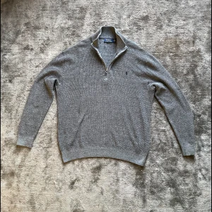 Ralph lauren quarter zip - Säljer denna feta Ralph Ralph Lauren quarterzip i storlek M. Väldigt bra skick 