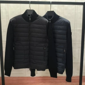 Svart pufferjacka - Säljer en moncler cardigan med dragkedja framtill. Jackan har långa ärmar och en hög krage för extra värme. Perfekt för kyliga dagar och passar både till vardags och lite finare tillfällen.