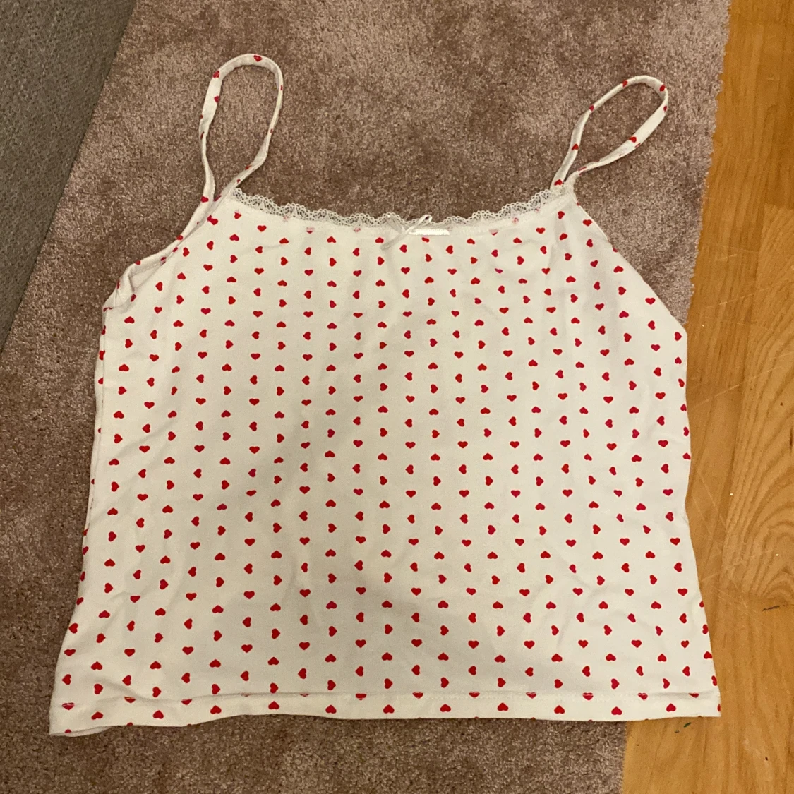 Vitt linne med hjärtan från Gina Tricot