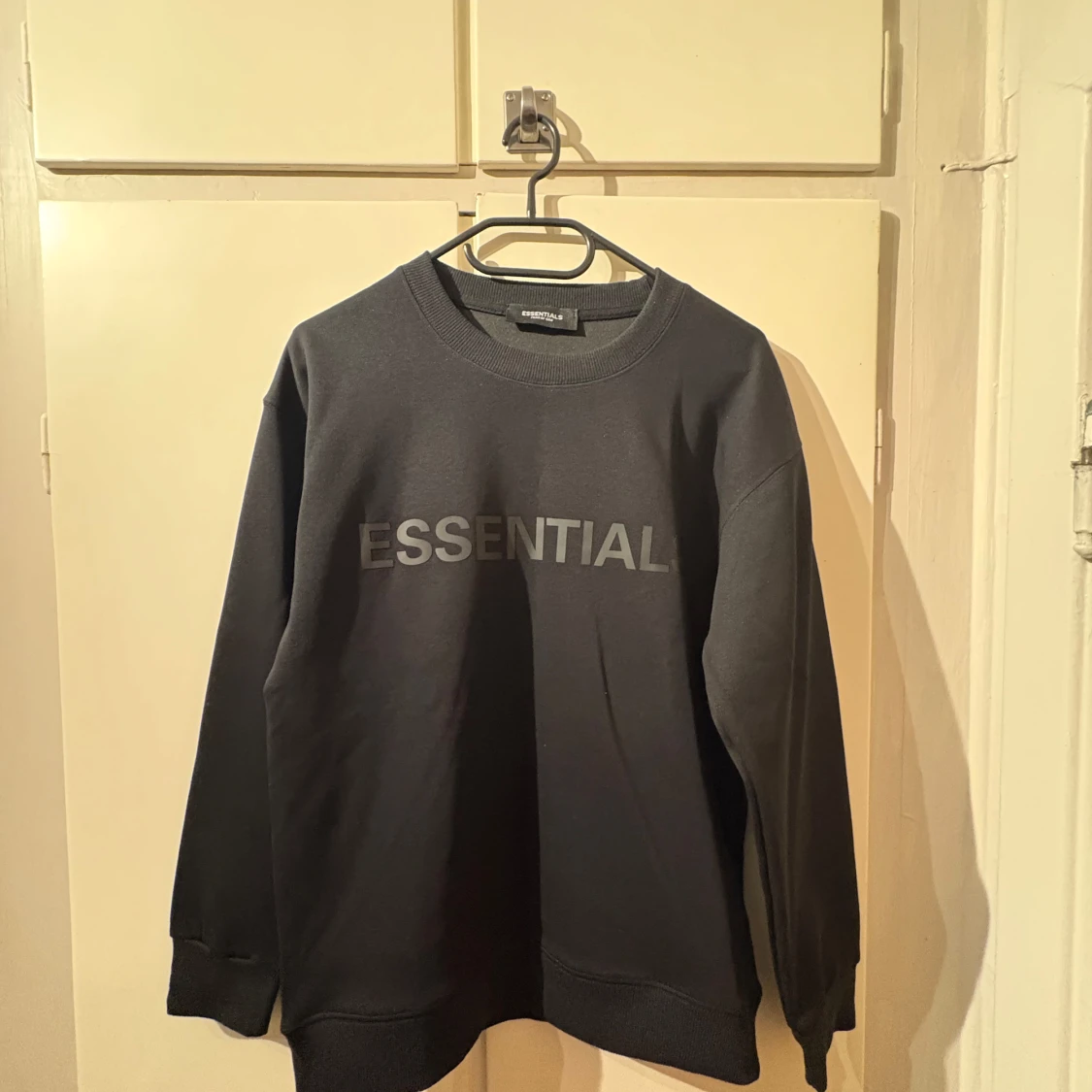 Svart sweatshirt från Essentials