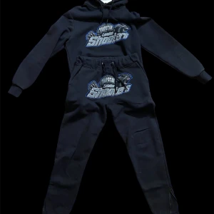 Svart hoodie och byxor från Trapstar - Säljer min trapstar dress som jag köpte förra vintern. Säljer då den är för liten nu. Den är använd men i❗️nyskick❗️ den är storlek M. Skriv för fler bilder och frågor😀 och såklart så kan vi snacka on priset❗️❗️
