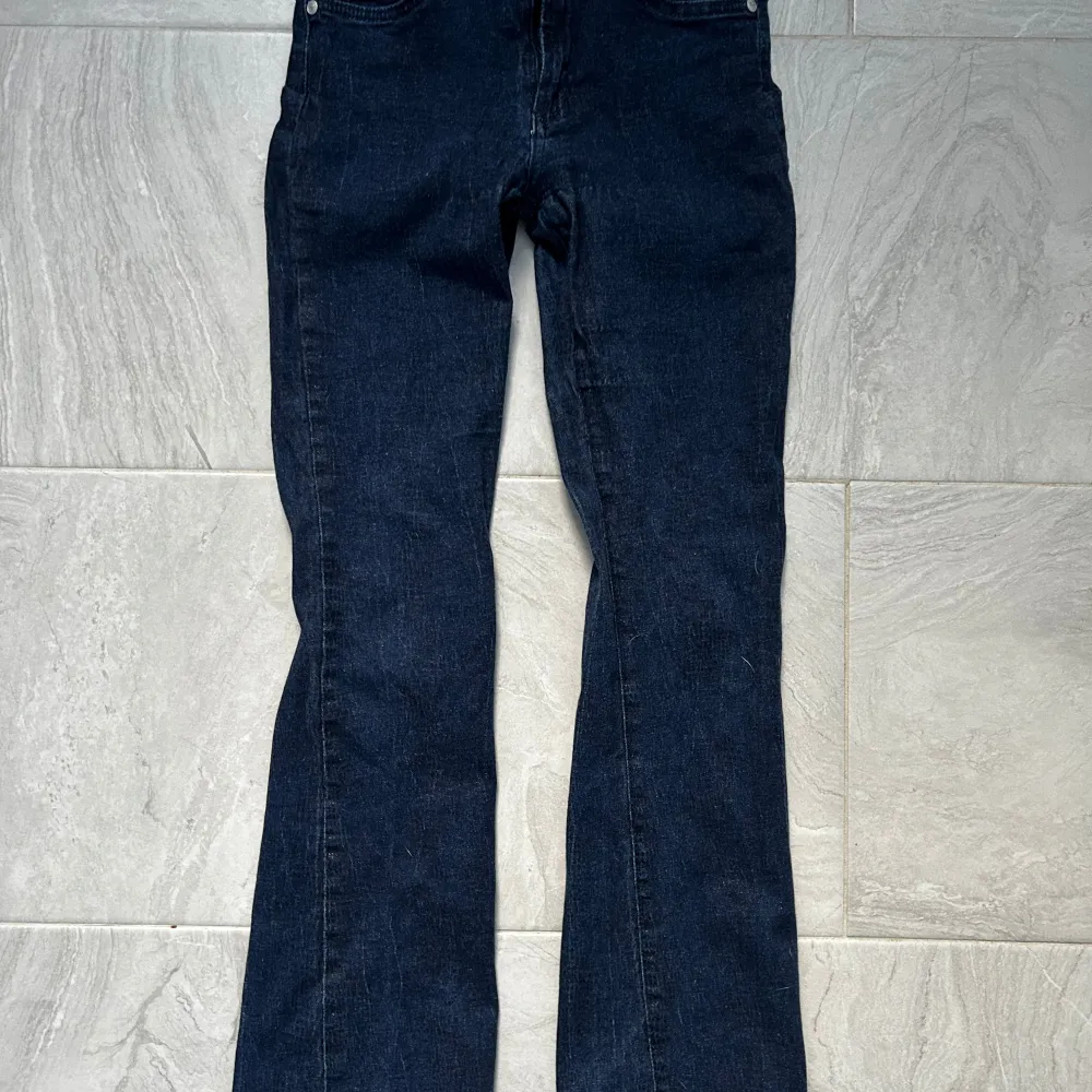 Säljer ett par snygga svarta lowwaist bootcut jeans i bra skick. . Jeans & Byxor.