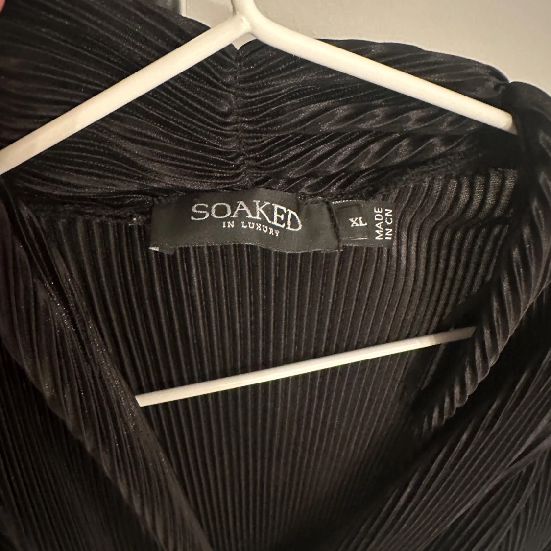 Svart omlottopp från Soaked in Luxury - 91