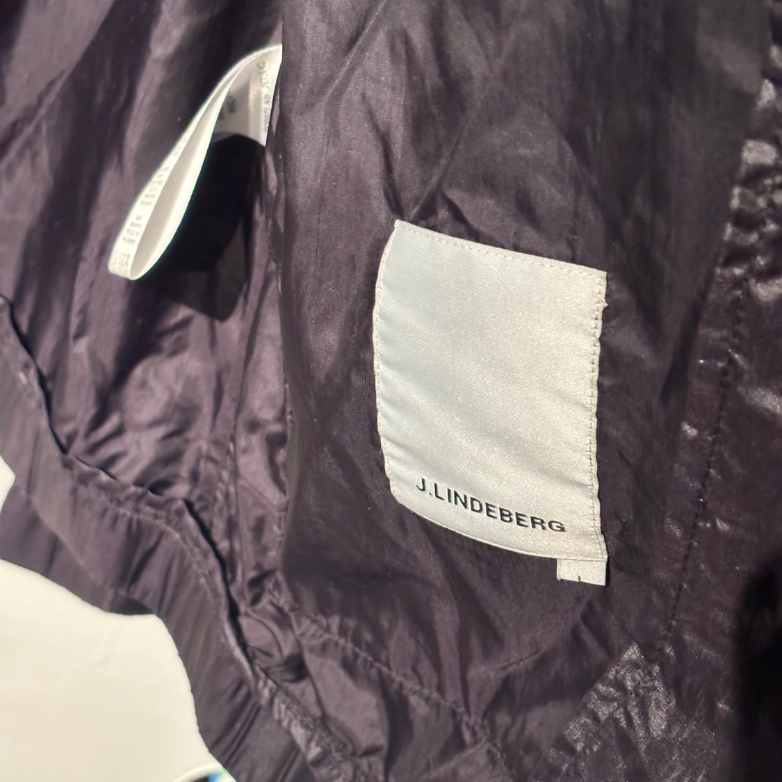 mörkblå vind/regnjacka från J.Lindeberg - 90