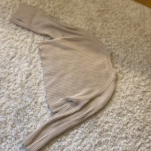 Beige ribbad tröja - Säljer en supermysig beige tröja nästan aldrig änvand säljer för den inte passar mig nypris 400 