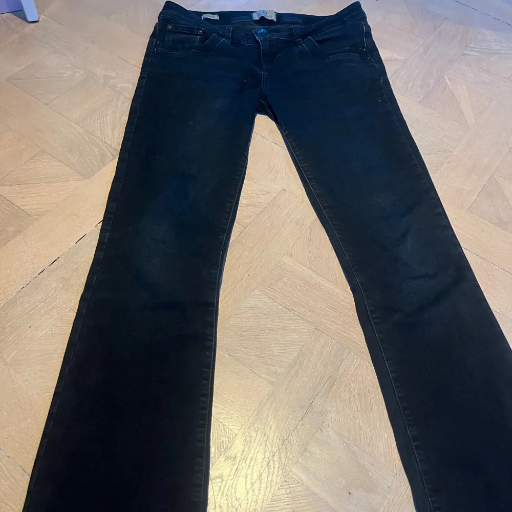 Säljer ett par svarta jeans i bra skick. De har en klassisk straight/bootcut passform och är tillverkade i ett slitstarkt material. De är också lågmidjade.. Jeans & Byxor.