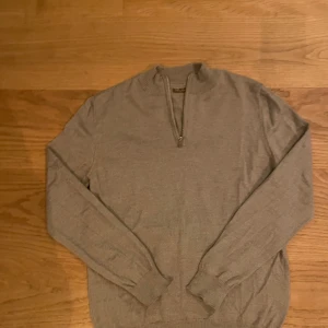 Half zip stenströms tröja - Säljer en stilren grå tröja med dragkedja i kragen. Perfekt för både höst och vinter. Tröjan har långa ärmar och är riktigt skön. Storlek L men passar M om man har skjorta under. Skriv för mer bilder osv 