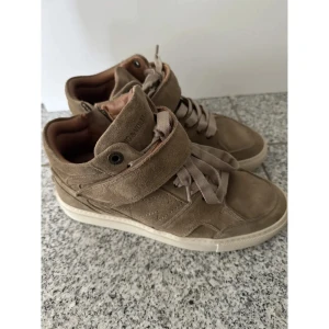 Helt nya Zadig & Voltaire skor - Säljer nu mina helt sprillans nya super snygga Zadig & voltaire skor då de tyvärr inte passar mig💕. Köpte dem på höstlovet i Paris för 4300kr men säljer dem nu för endast 2300kr. Storlek 36 men sitter något större så passar mer som 37. En perfekt sjukt snygg, skön och varm sko till hösten och vintern! Ingår originalbox vid köp. Skriv vid frågor💕💕 Först till kvarn!🙌💘