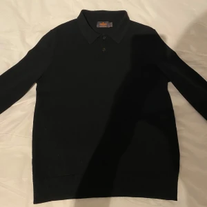 Morris långärmad piké - Säljer min långärmade piké i riktigt skönt merino ull från Morris nypris 1600. Den är i storlek M men skulle säga att den sitter som S. Knappt använd, den är i perfekt skick! 😁