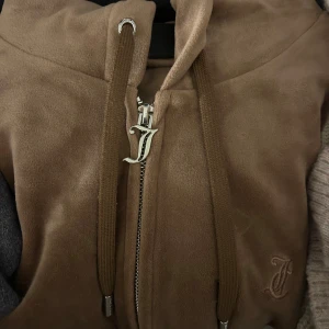 Juicy tröja  - Säljer en snygg brun hoodie från Juicy Couture i mjukt material. Den har en dragkedja framtill och snören vid huvan. Bra skick har använt några gånger.