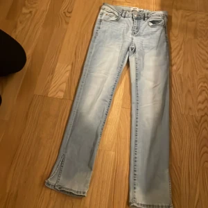 Ljusblå jeans med slits - Säljer ett par ljusblå jeans i bra skick. De har en straight passform och är högmidjade. Jeansen har en snygg slits vid bensluten som ger en cool detalj. Perfekta för vår och sommar! 💙