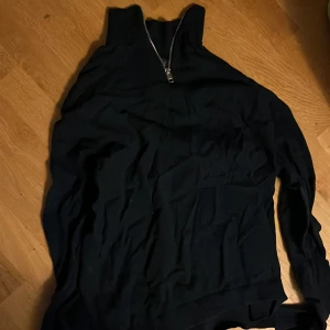 Half zip - Half zip från jack and jones i använt skick marinblå